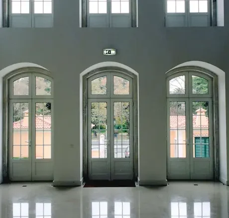 Com 64 m², o hall é um espaço amplo, luminoso e com vista para o Jardim do Campo Grande. Ideal para coffee-breaks, almoços volantes ou momentos de networking.