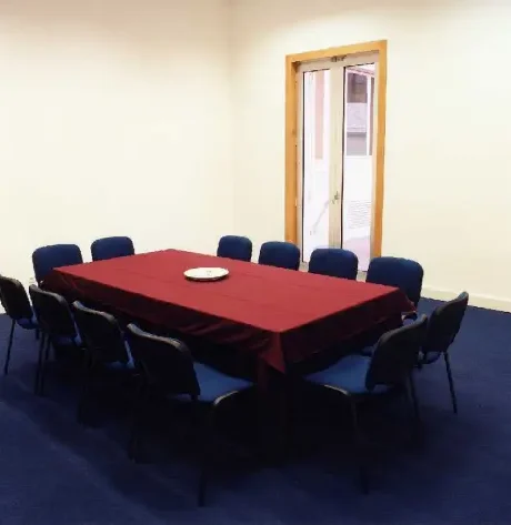 Sala de formação para alugar em Lisboa Com 35m², é uma sala prática e acessível, ideal para pequenos grupos. Recebe até 25 pessoas em plateia ou 16 em “U”. 