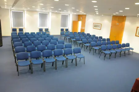 aluguer de salas sala A Com 142m², é o maior auditório disponível, ideal para eventos de maior dimensão. Acomoda até 120 pessoas em plateia ou 44 em formato “U”. Dispõe de portas amplas (200x156 cm) e pé-direito de 2,90 m.