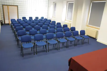 sala para alugar em Lisboa versátil de 82m², indicado para grupos médios. Capacidade até 55 pessoas em plateia ou 32 em formato “U”. Possui portas de grandes dimensões (250x145 cm) e pé-direito de 3,60 m.